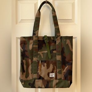 Herschel Supply camo tote